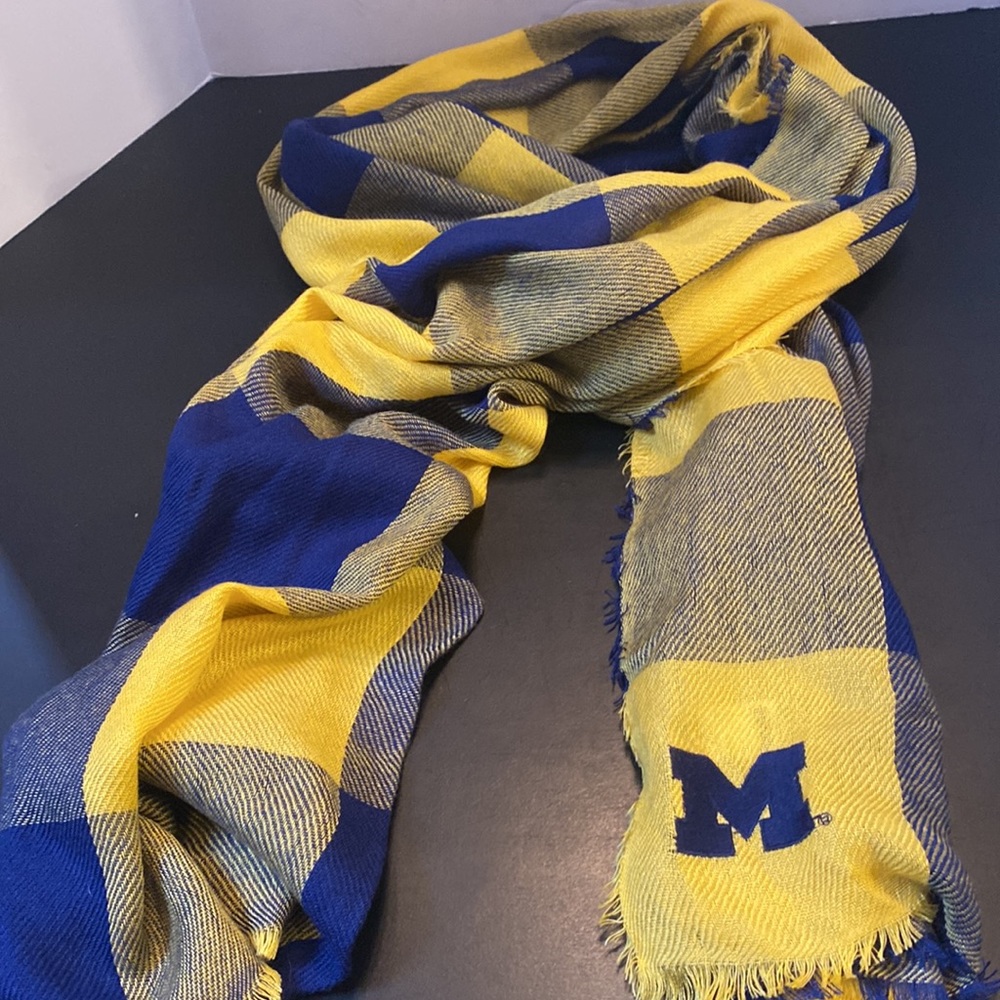 Women’s Game U of M Michigan Wolverines shawl scarf acrylic blue& gold